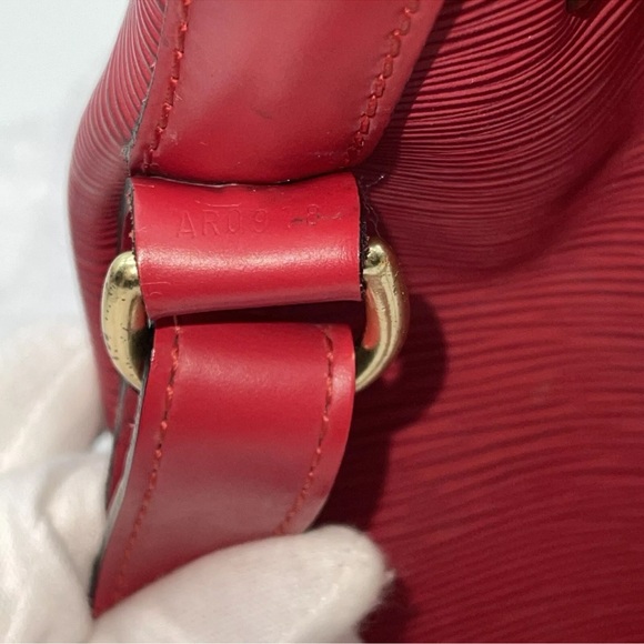Authentic Louis Vuitton Noe Epi Red Bucket Tote Bag Draw String Close - Picture 16 of 16